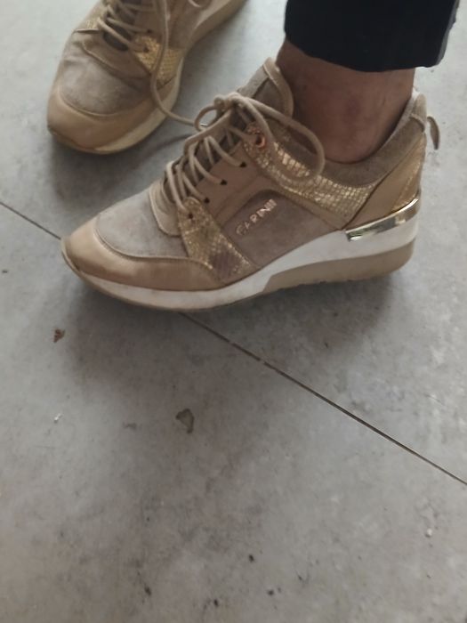 Beżowe skórzane buty Carinii r 37