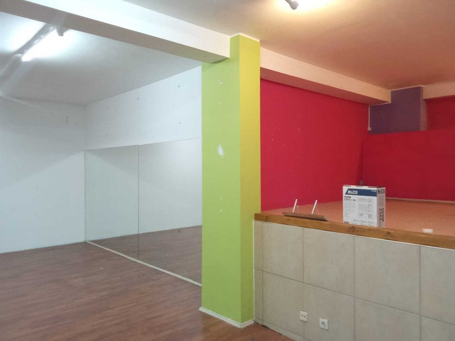 Loja 80m2 situada em Espinho junto à estação de Comboios
