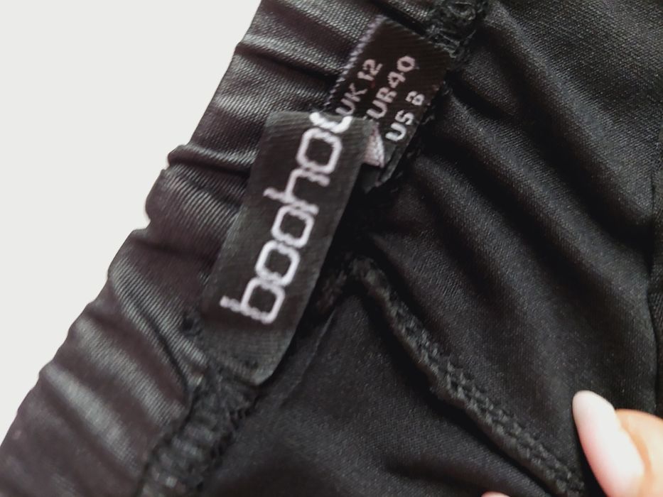 Czarne legginsy skórzane boohoo 40