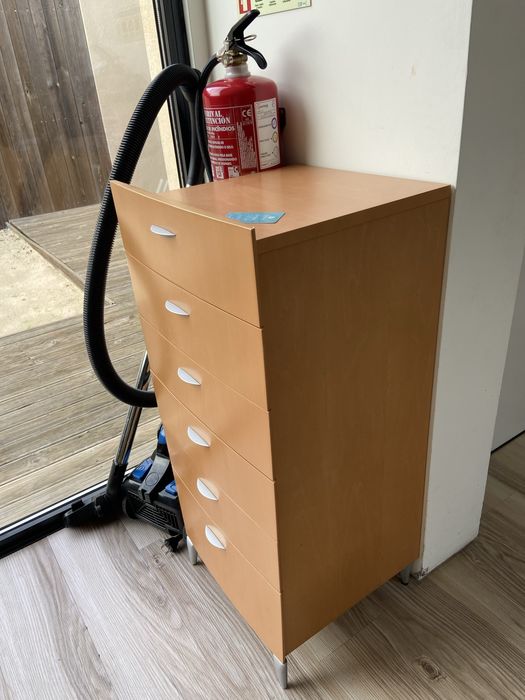 Movel de gavetas em madeira