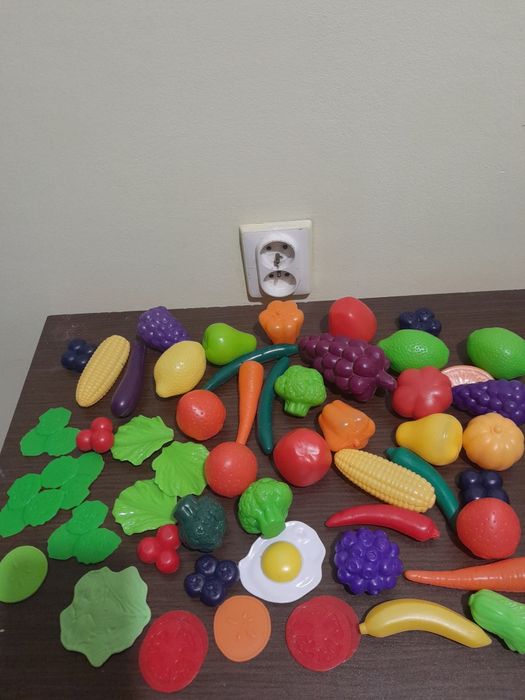 Duży zestaw plastikowych warzyw i owoców 87 szt.