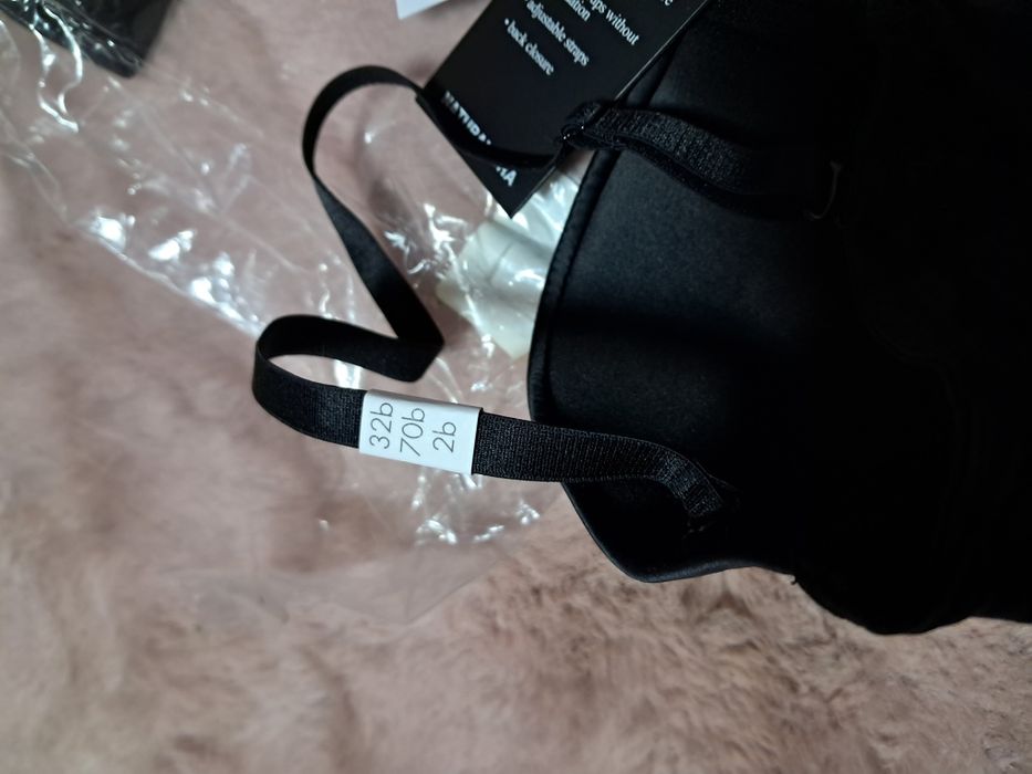 Guess biustonosz crop top z logo 32 B 70 czarny satynowy z napisem