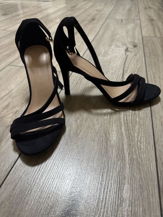 Стильні босоніжки