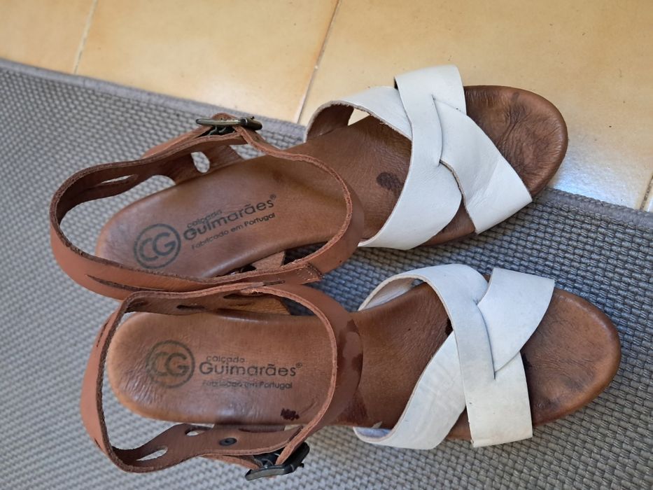 Sandalias pele e madeira