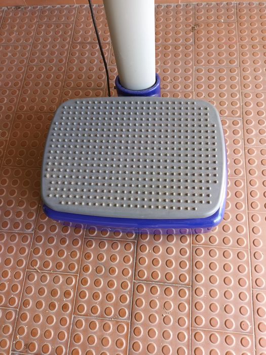 Máquina de ginástica  vibratória, para circulação sanguínea do corpo
