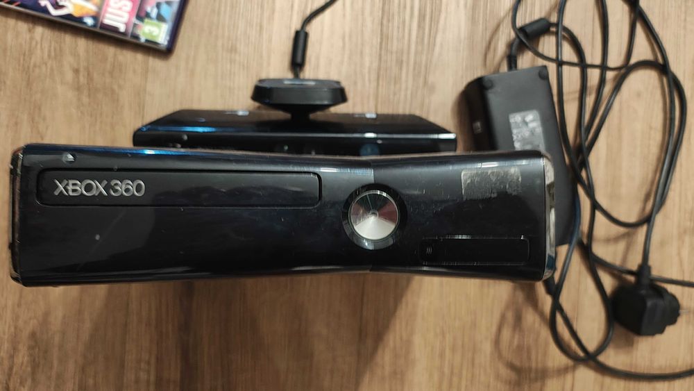Xbox 360 plus Kinect plus 3 gry Kinect (just dance and Kinect stories)