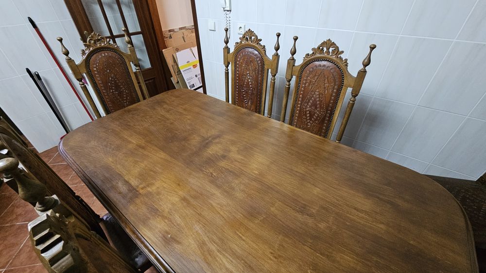 Mesa de sala de jantar e 8 cadeiras