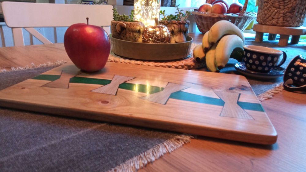 Deska do serwowania potraw z drewna i żywicy