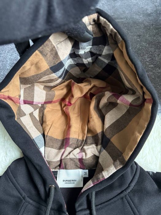 Зіпки Burberry.