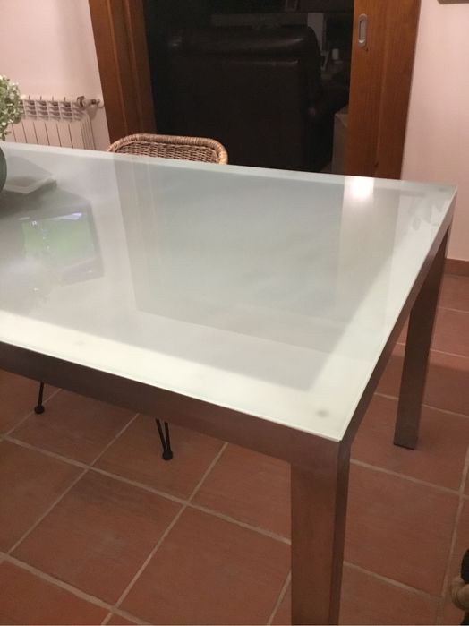 Mesa de vidro com pernas de inox