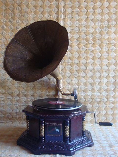 Gramofone com caixa em madeira