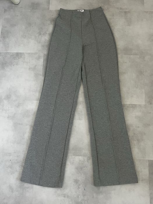 Жіночі класичні штани з високою посадкою та декоративними вистрочками