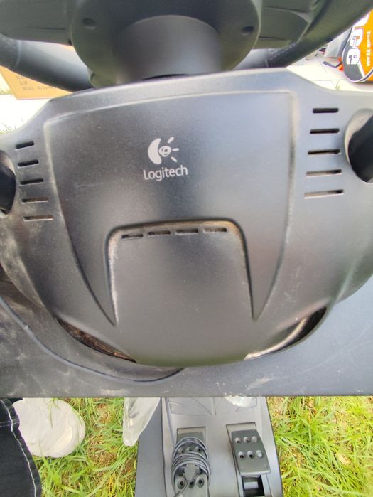 Logitech driving force GT com suporte