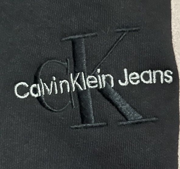 Vendo Calças Calvin Klein.