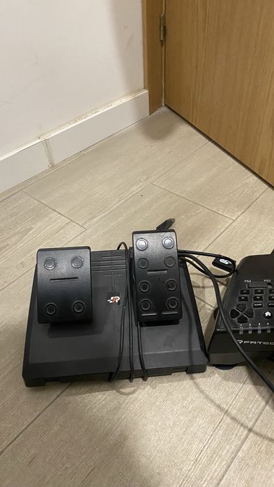 Volante e pedais para jogar