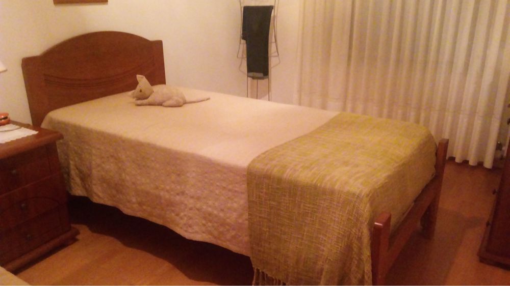 Cama de solteiro com colchão e mesa de cabeceira