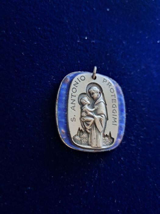 Medalik z wizerunkiem św.Antoniego trzymającym  dzieciątko Jezus