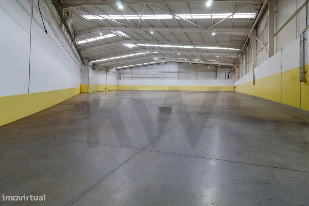 Magnifico, Armazém com LU para industria com 1275m2  P. de Brandão, St