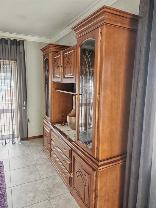 Armários, sala e quarto cada um 400€