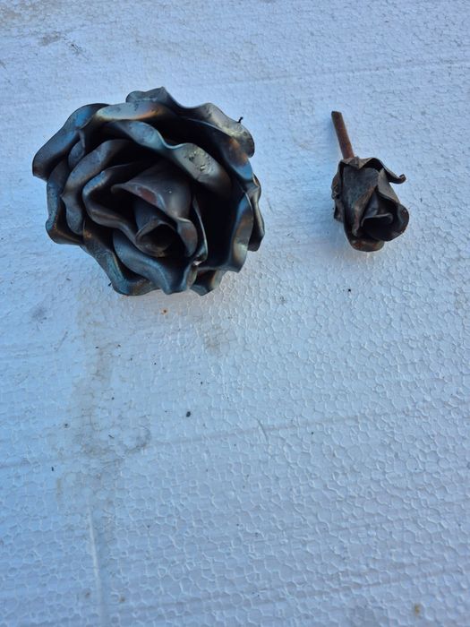 Ŕóża ręcznie kuta