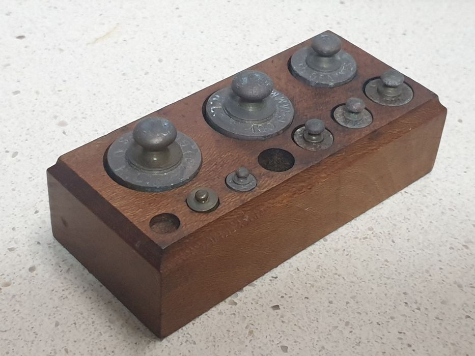 Antigo porta pesos em madeira com 8 pesos