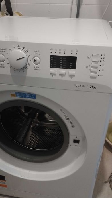 Máquina de lavar roupa Indesit em perfeito estado.