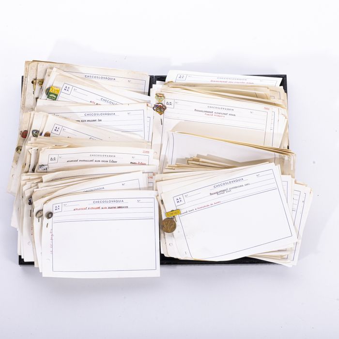Colecionismo desportivo - Colecção de pins emblemas e crachás - 350