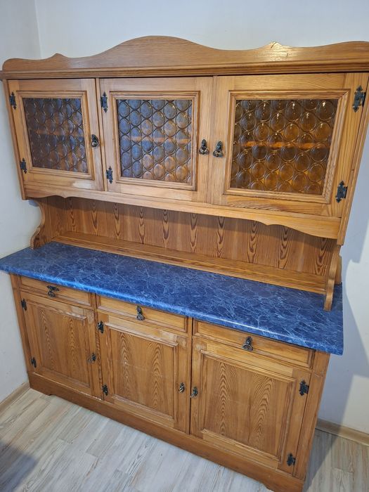 Tradycyjny drewniany kredens kuchenny witryna z przeszkl