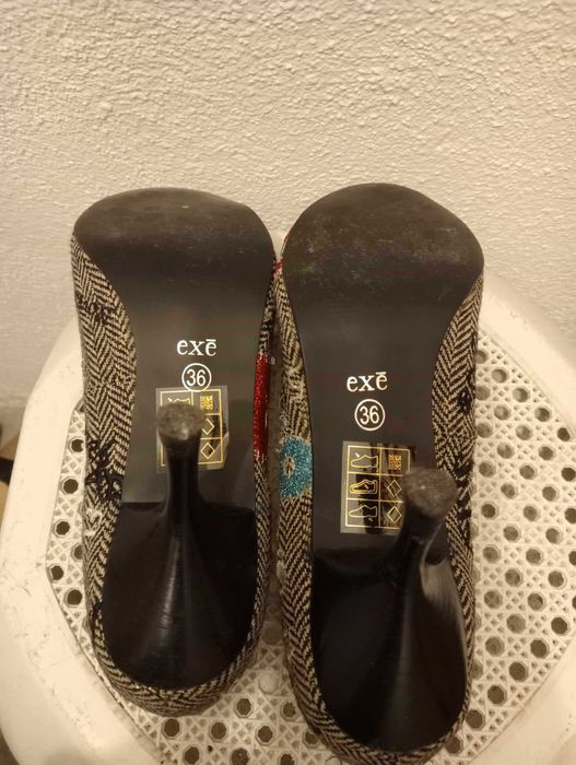 Sapatos em tecido com desenhos bordados