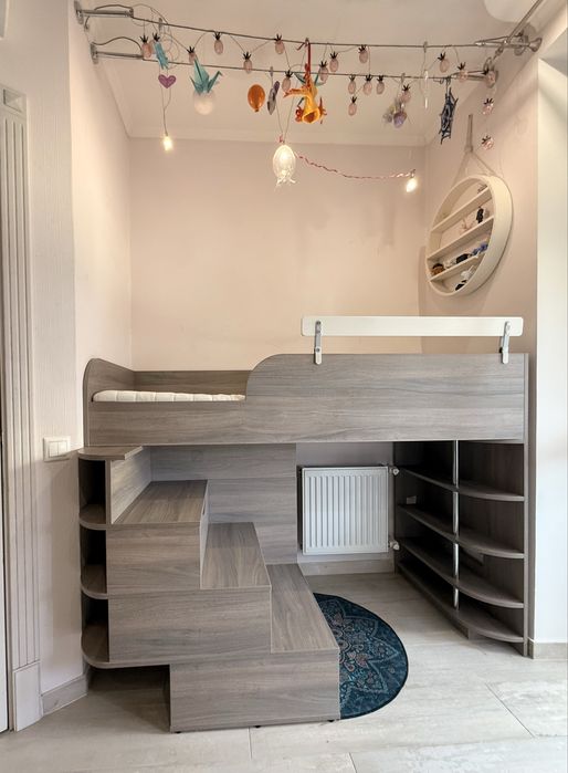 Дитяче ліжко з вбудованими шухлядами й поличками