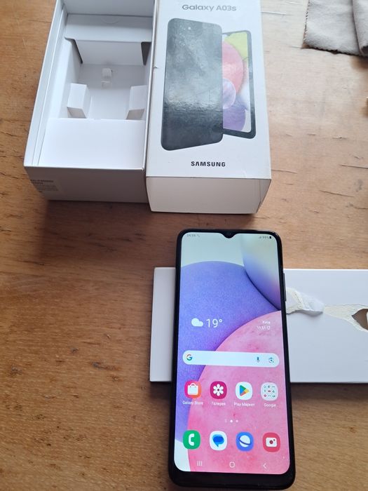 Телефон Samsung в коробке