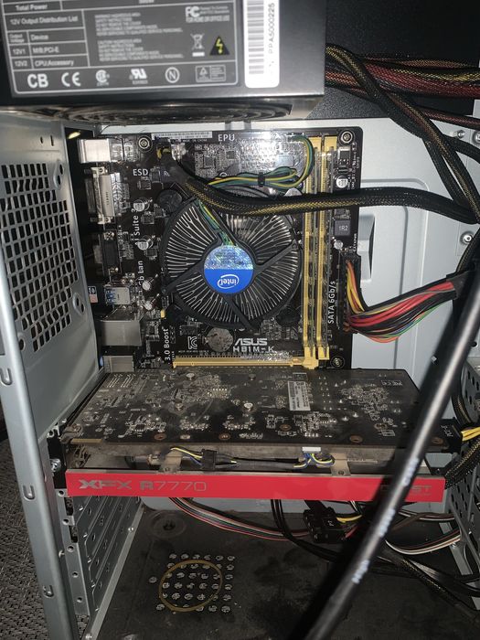 Computador com monitor, rato e teclado