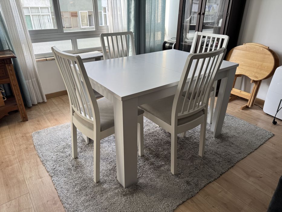 Mesa branca extensivel + 4 cadeiras