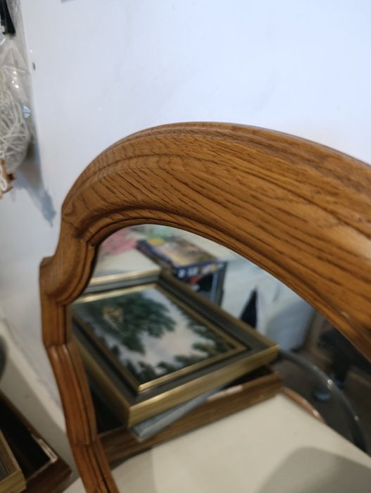 Lusterko w drewnianej ramie