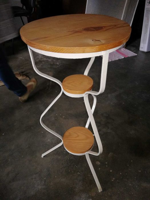 Mesa em ferro e madeira