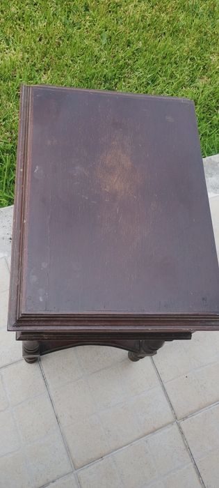 Mesinha de cabeceira com design do estilo manuelino