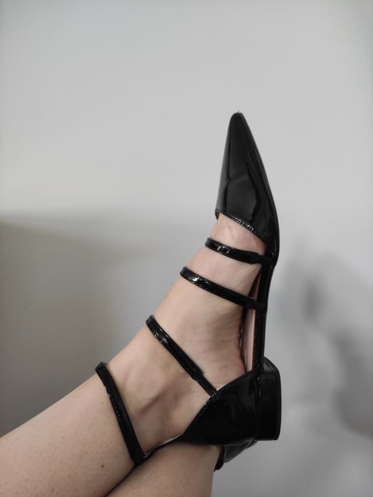 Baleriny Zara szpic paski Mary Jane czarne lakierowane rozmiar 38