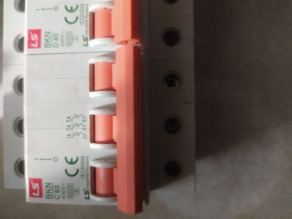 Пподаються автомати 
 Кількість полюсів:3
 Крива струмовідключення: C