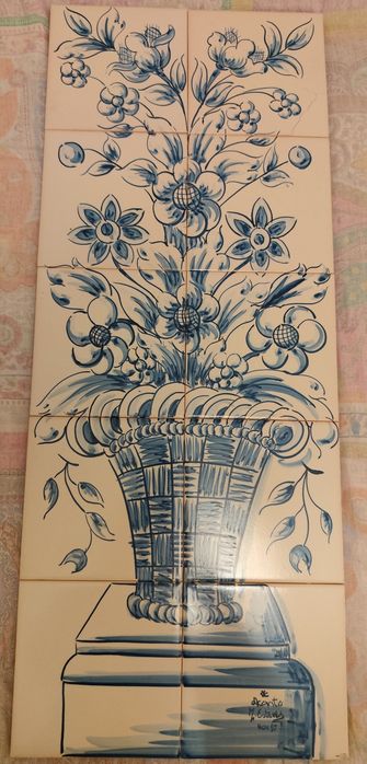 Painel de azulejos tradicionais portugueses, pintados á mão, assinado pela autora