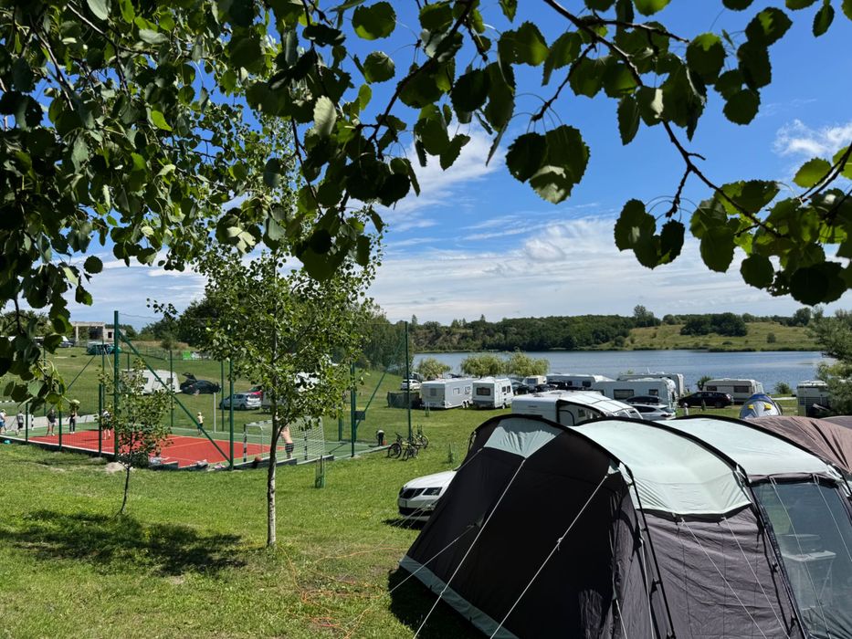 Domki nad jeziorem* Prywatna plaża * Pole namiotowe* Camping*