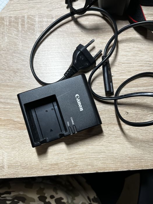 Терміново!!! Продам фотоапарат canon 4000d в хоршому стані!