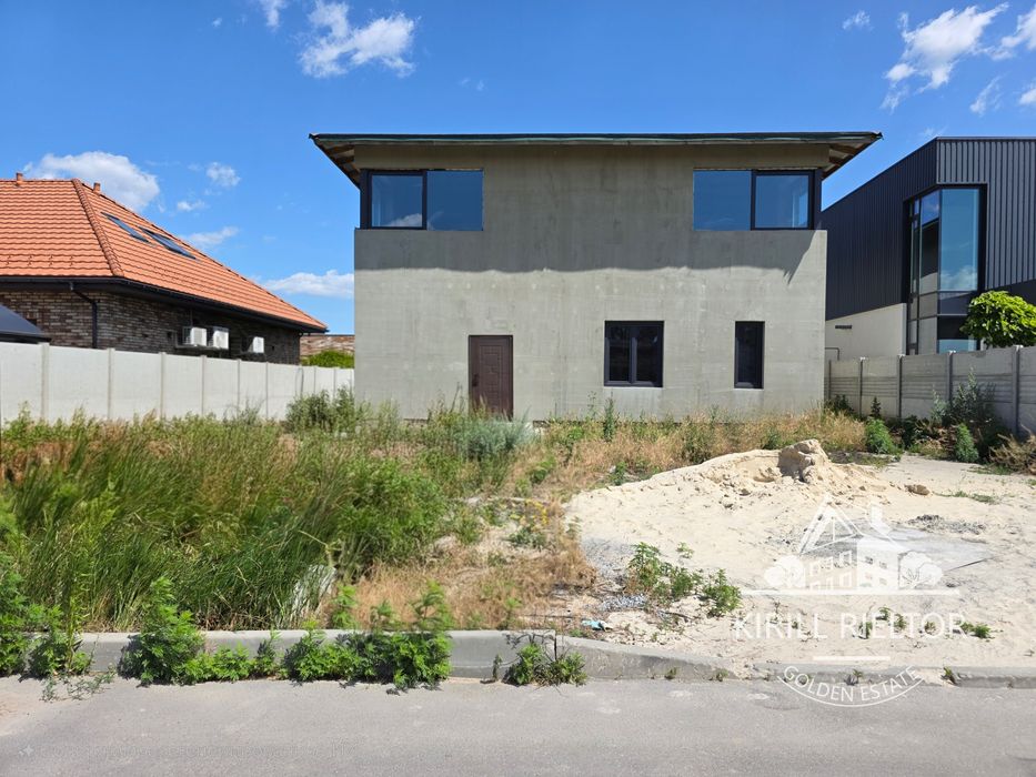 Продажа просторного дома на тихой улице в городке "Золотые Ключи"