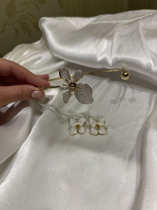 Дуже красивий, якісний комплект, чокер і сережки