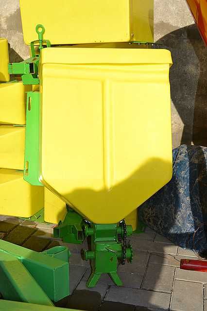 Бачок на міндобриво саджалки сажалки Бомет