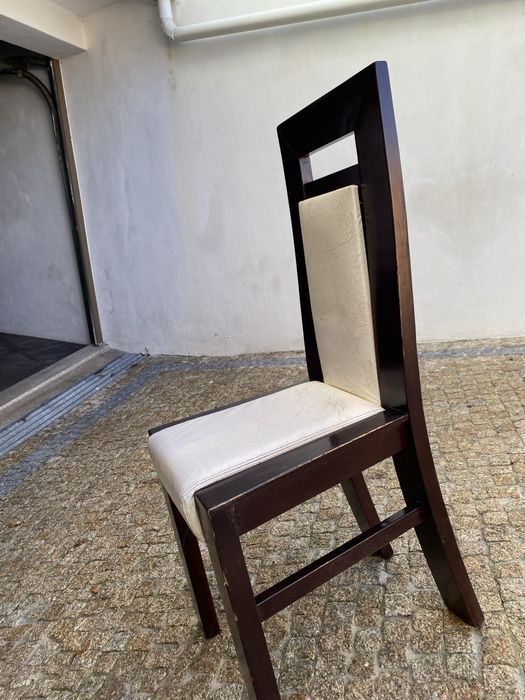 Cadeira em madeira e pele (existem 8 iguais)