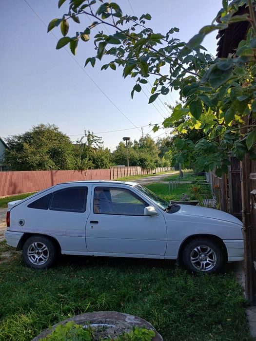 Опель кадет 1,6 бензин.