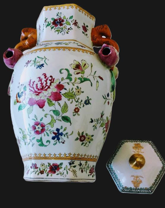 Pote com asas e tampa, em cerâmica da china, muito antigo