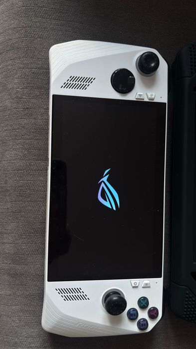 ASUS ROG Ally — це портативна ігрова консоль типу PC gaming.