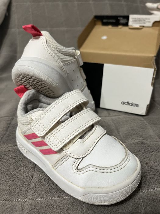 Адідас кросівки для дівчинки