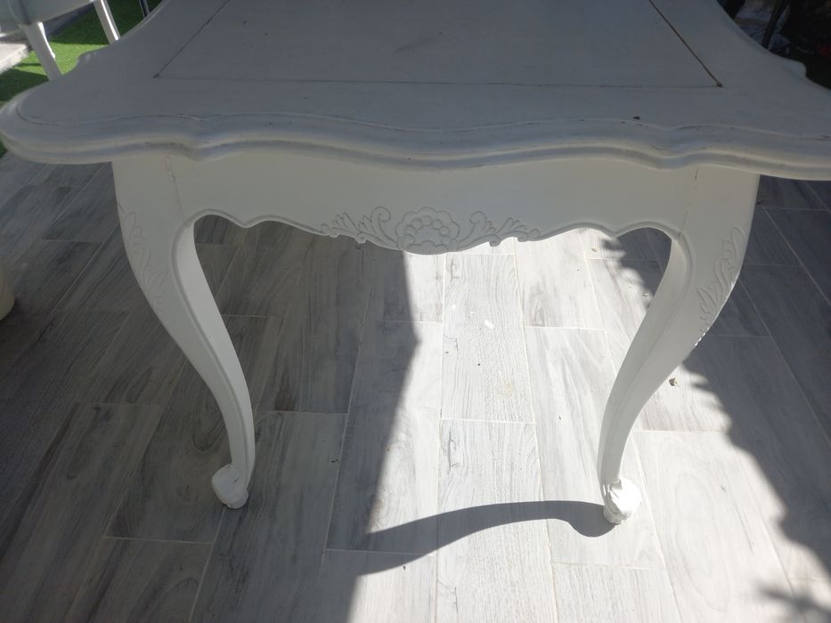 Mesa trabalhada para restaurar